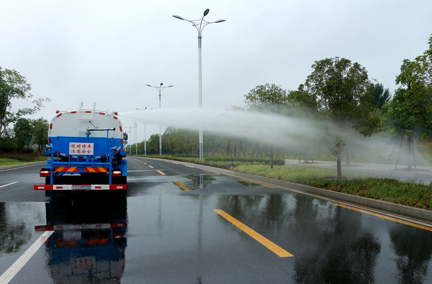 電動三輪裝桶車頂噴功能演示