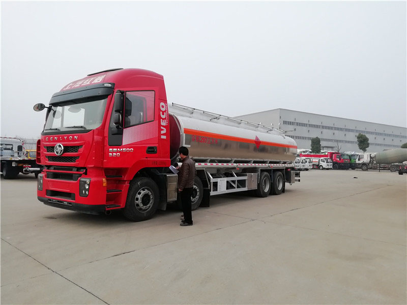 上汽紅巖29.7方前四后八鋁合金運(yùn)油車(chē)20噸